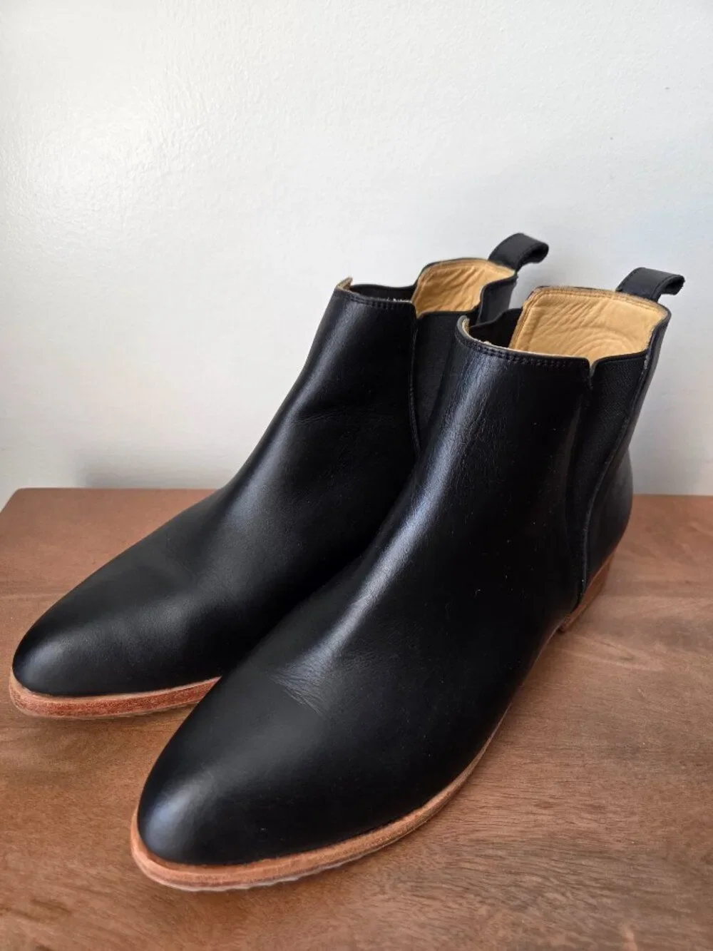 LIKE NEW NISOLO BLACK GENUINE LEATHER EVA EVERYDAY CHELSEA BOOTS SIZE 9.5 WOMENS